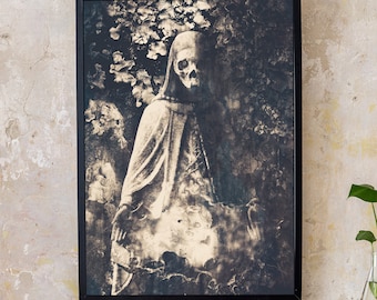 Puede incluir: Una fotografía en blanco y negro de una figura esquelética con una túnica con capucha, de pie en un entorno boscoso. El rostro de la figura está oculto por la capucha, pero el cráneo es visible.