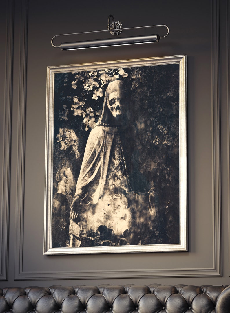 Pu&ograve; includere: Una fotografia in bianco e nero di una figura scheletrica che indossa una tunica con cappuccio, in piedi in un giardino buio e ricoperto di vegetazione. Il viso della figura &egrave; nascosto dal cappuccio, ma il cranio &egrave; visibile. La fotografia &egrave; incorniciata in una cornice argentata.
