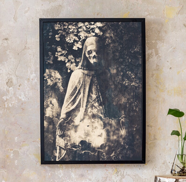 Pu&ograve; includere: Una fotografia in bianco e nero di una figura scheletrica che indossa una tunica con cappuccio, in piedi in un ambiente boschivo. Il viso della figura &egrave; nascosto dal cappuccio, ma il cranio &egrave; visibile.