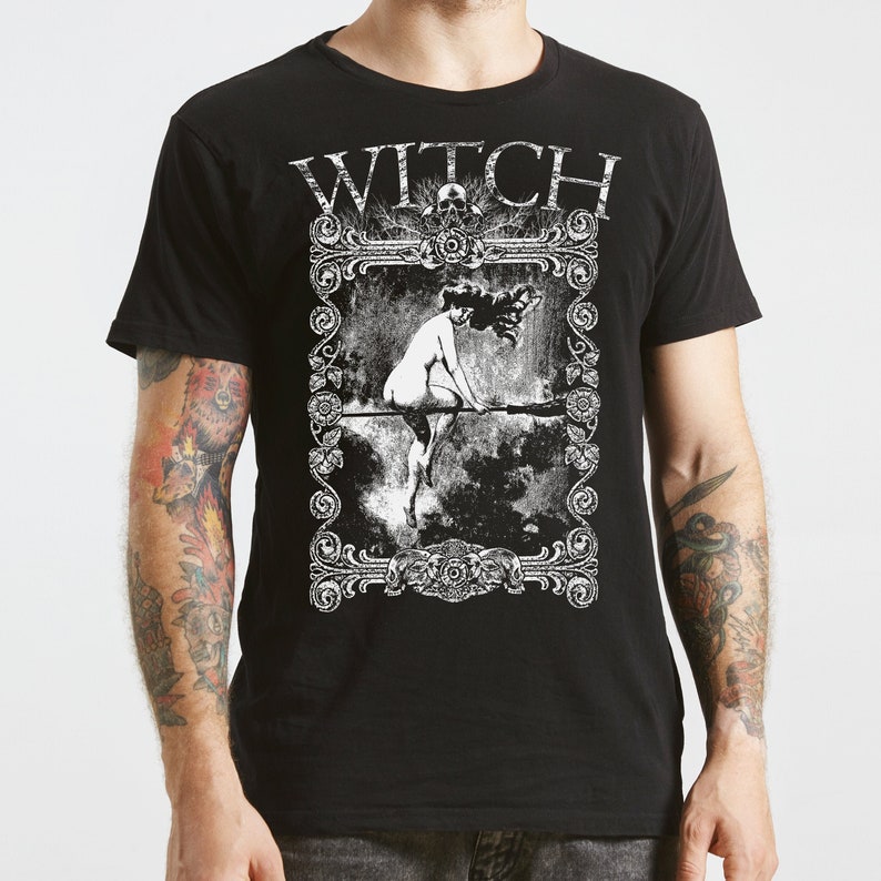 Peut inclure: T-shirt noir avec un motif blanc d'une femme chevauchant un balai dans un cadre de style vintage. Le texte "WITCH" est au-dessus du cadre.