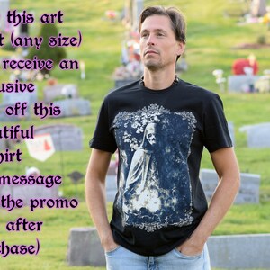 Pu&ograve; includere: Un uomo indossa una maglietta nera con una stampa grafica di una figura scheletrica con un cappuccio. Il testo "Buy this art print (any size) and receive an exclusive 25% off this beautiful T-shirt (I'll message you the promo code after purchase)" &egrave; scritto in testo viola su uno sfondo bianco.