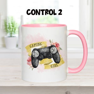 Pu&ograve; includere: Tazza in ceramica bianca con bordo e manico rosa. La tazza presenta un design ad acquerello di un controller per videogiochi nero con accenti floreali rosa e gialli. Il testo "Gaming Girl" &egrave; stampato sulla tazza, insieme al nome "Freya".