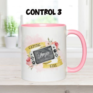Pu&ograve; includere: Tazza in ceramica bianca con bordo e manico rosa. La tazza presenta un design ad acquerello di un controller per videogiochi con fiori e il testo "Gaming Freya Girl".