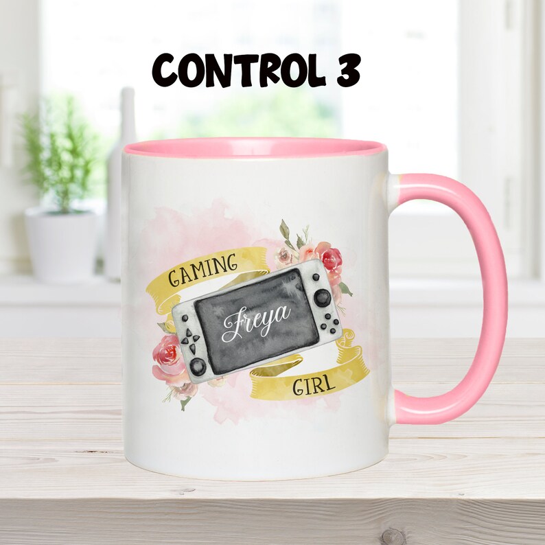 Pu&ograve; includere: Tazza in ceramica bianca con bordo e manico rosa. La tazza presenta un design ad acquerello di un controller per videogiochi con fiori e il testo "Gaming Freya Girl".