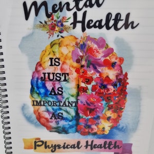 K&ouml;nnte beinhalten: Ein wei&szlig;es Notizbuch mit Spiralbindung und einer bunten Gehirnabbildung sowie dem Text "Mentale Gesundheit ist genauso wichtig wie k&ouml;rperliche Gesundheit".
