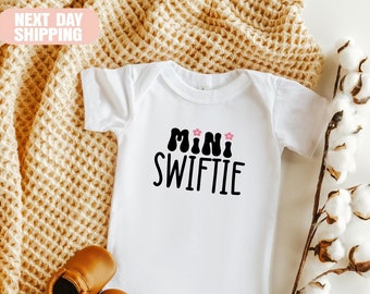 Mini Swiftie Onesie®, Baby Swiftie Onesie®, Taylor Swift Fan Onesie®, grappige Baby Onesie®, Taylor minnaar baby Swift