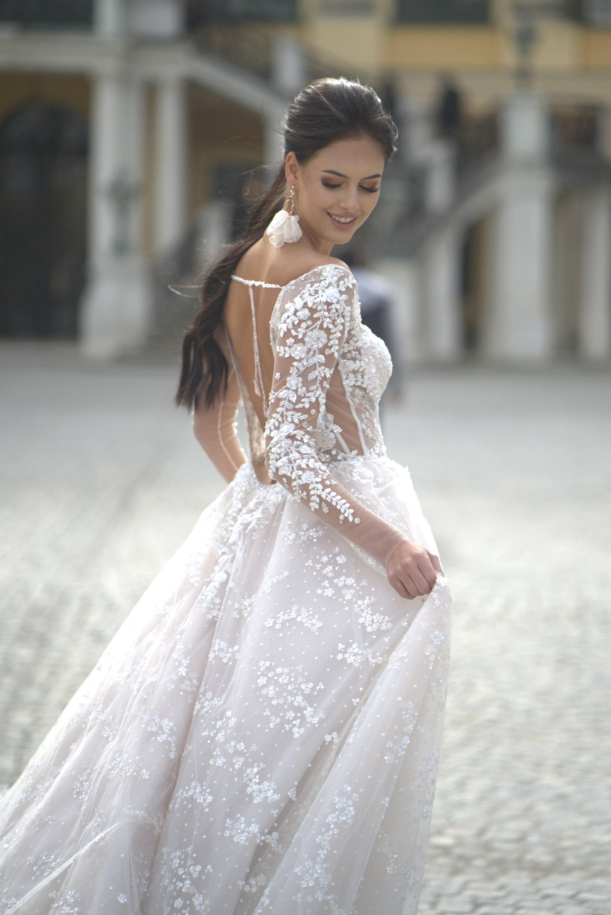 Chic A-line Wedding Dresses Lace Long Sleeves Tulle Open Back