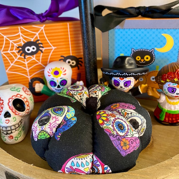 Handgemachte Day of the Dead Stoff Kürbis Tiered Tablett oder Herzstück Dekor gefüllte Kürbisse Schüssel Füller Herbst versandfertig