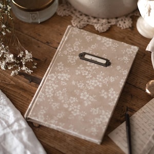 Handgemaakt gepersonaliseerd dagboek van beige stof met kleine witte bloemen, gepersonaliseerd trouwboek, bloemendagboek, handgemaakt notitieboek