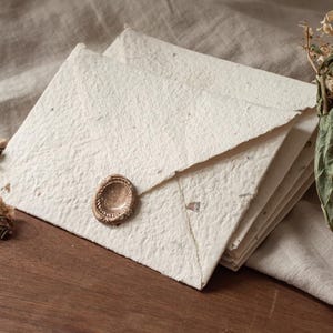 Enveloppe fait main 4X6 couleur crème en papier recyclé, avec sceau de cire autocollant
