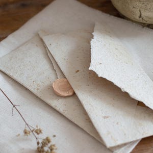 Enveloppe format lettre artisanale fait main en papier recyclé et fleurs séchées avec sceau de cire (23 x 11 cm)
