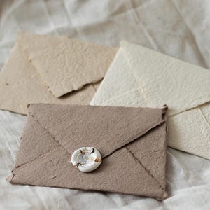 Enveloppe A6 artisanale fait main en papier recyclé, blanc, beige et greige