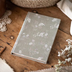 Journal intime fait main vert en tissu avec petites fleurs floral vintage, carnet artisanal femme