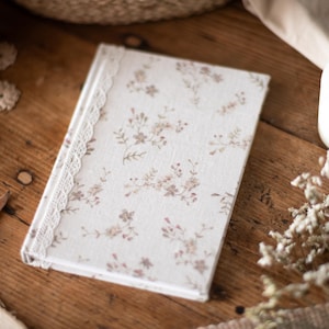 Journal fait main en tissu avec petites fleurs bleues, carnet de note artisanal floral vintage, carnet artisanal femme