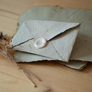 Enveloppe fait main A6 vert pâle en papier recyclé, avec sceau de cire autocollant