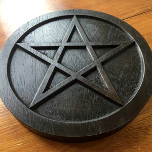 ブラックペンタグラムペンタクル - クルミ無垢材に彫られた祭壇用ペンタクル