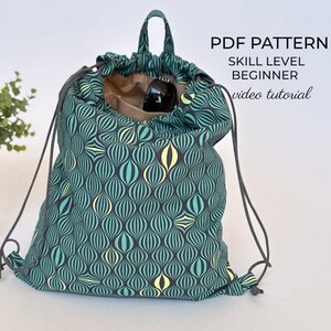 Patrón de costura para bolso con cordón. Proyecto fácil con materiales reciclados. Idea de regalo hecha a mano. Bolso para niños. Mochila para campamento de verano. Descarga instantánea en PDF + videotutorial.