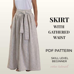 Può includere: Una gonna lunga fino ai piedi con vita arricciata e cintura da annodare, caratterizzata da un motivo a righe verticali blu scuro su fondo beige chiaro. Il testo recita: SKIRT WITH GATHERED WAIST, PDF PATTERN, SKILL LEVEL BEGINNER, video tutorial.