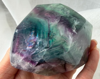 大きなレインボーフローライト（フリーフォーム）、スノーフレークインクルージョンと虹色模様入り - 宝石質 - 研磨済み