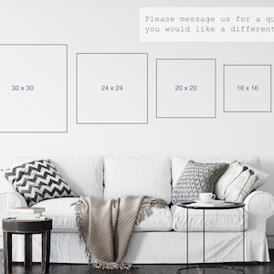 Może przedstawiać: Biała ściana prezentuje oprawione obrazy w r&oacute;żnych rozmiarach: 76 x 76 cm, 61 x 61 cm, 51 x 51 cm, 41 x 41 cm, 30 x 30 cm i 20 x 20 cm. Przed ścianą stoi biała sofa z ozdobnymi poduszkami i kocem. Tekst: "Prosimy o kontakt w celu uzyskania wyceny, jeśli chcesz inny rozmiar!"