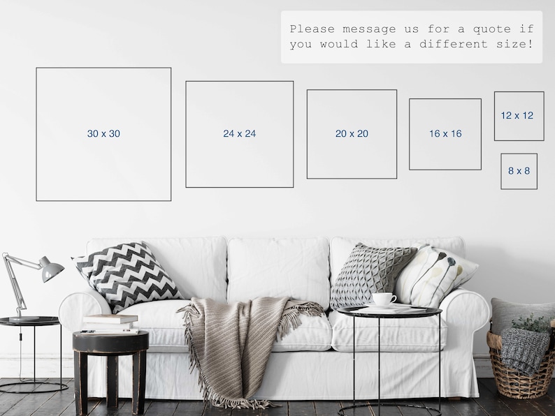 Może przedstawiać: Biała ściana prezentuje oprawione obrazy w r&oacute;żnych rozmiarach: 76 x 76 cm, 61 x 61 cm, 51 x 51 cm, 41 x 41 cm, 30 x 30 cm i 20 x 20 cm. Przed ścianą stoi biała sofa z ozdobnymi poduszkami i kocem. Tekst: "Prosimy o kontakt w celu uzyskania wyceny, jeśli chcesz inny rozmiar!"