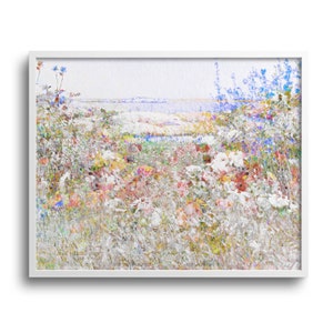 K&ouml;nnte beinhalten: Ein gerahmter Kunstdruck mit einer farbenfrohen, impressionistischen Landschaft. Das Kunstwerk zeigt ein Feld mit Wildblumen in Wei&szlig;-, Rosa-, Gelb- und Blaut&ouml;nen. Das Gem&auml;lde ist vor einem hellen Hintergrund, und der Rahmen ist wei&szlig;.