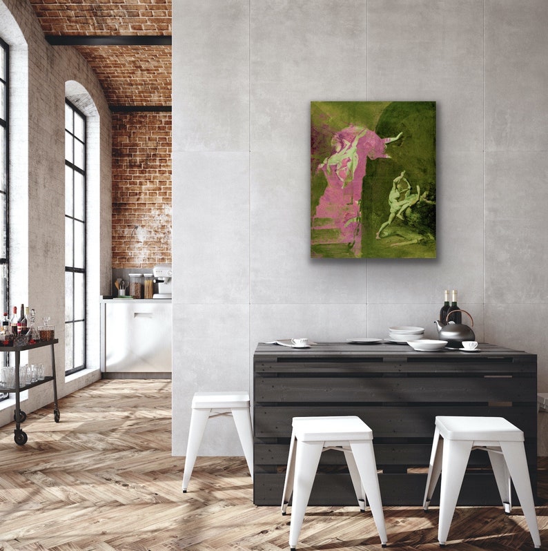 K&ouml;nnte beinhalten: Ein abstraktes Gem&auml;lde in Gr&uuml;n- und Rosat&ouml;nen h&auml;ngt an einer grauen Wand. Das Kunstwerk zeigt Figuren in Bewegung. Der Raum umfasst einen Holzboden, wei&szlig;e Hocker und einen dunklen Holztisch.