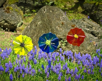 Lot de 3 fleurs artistiques de jardin en verre fusionné avec piquet en cuivre