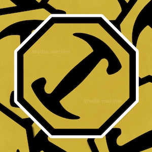 Puede incluir: Un letrero amarillo en forma de octógono con un contorno negro y un borde blanco. El letrero presenta una silueta negra de un martillo.