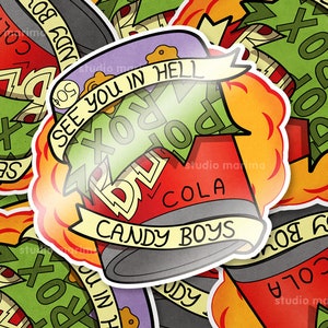 Puede incluir: Una lata roja y blanca con las palabras "Candy Boys Cola" y "See You In Hell" en ella. La lata está rodeada de llamas y las palabras "Rox" se repiten varias veces.