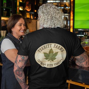 Tegrity Farms: Donde la hierba siempre es más verde... y posiblemente ilegal. Camiseta unisex de algodón grueso.