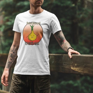 Könnte beinhalten: Weißes T-Shirt mit einer Cartoon-Zwiebel, die lächelt, und dem Text "Onion Haseyo!" und "안녕하세요" in Koreanisch.