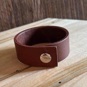 Damen Braun Leder Snap Manschette mit Volllederfutter. Handgeschnitten und handgefertigt in den USA.