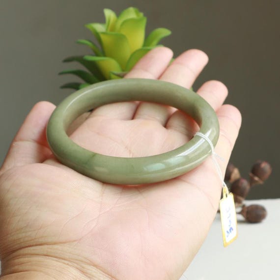 翡翠　バングル　淡いグリーン62 62mm ライトグリーン翡翠バングルブレスレット：心を落ち着かせる