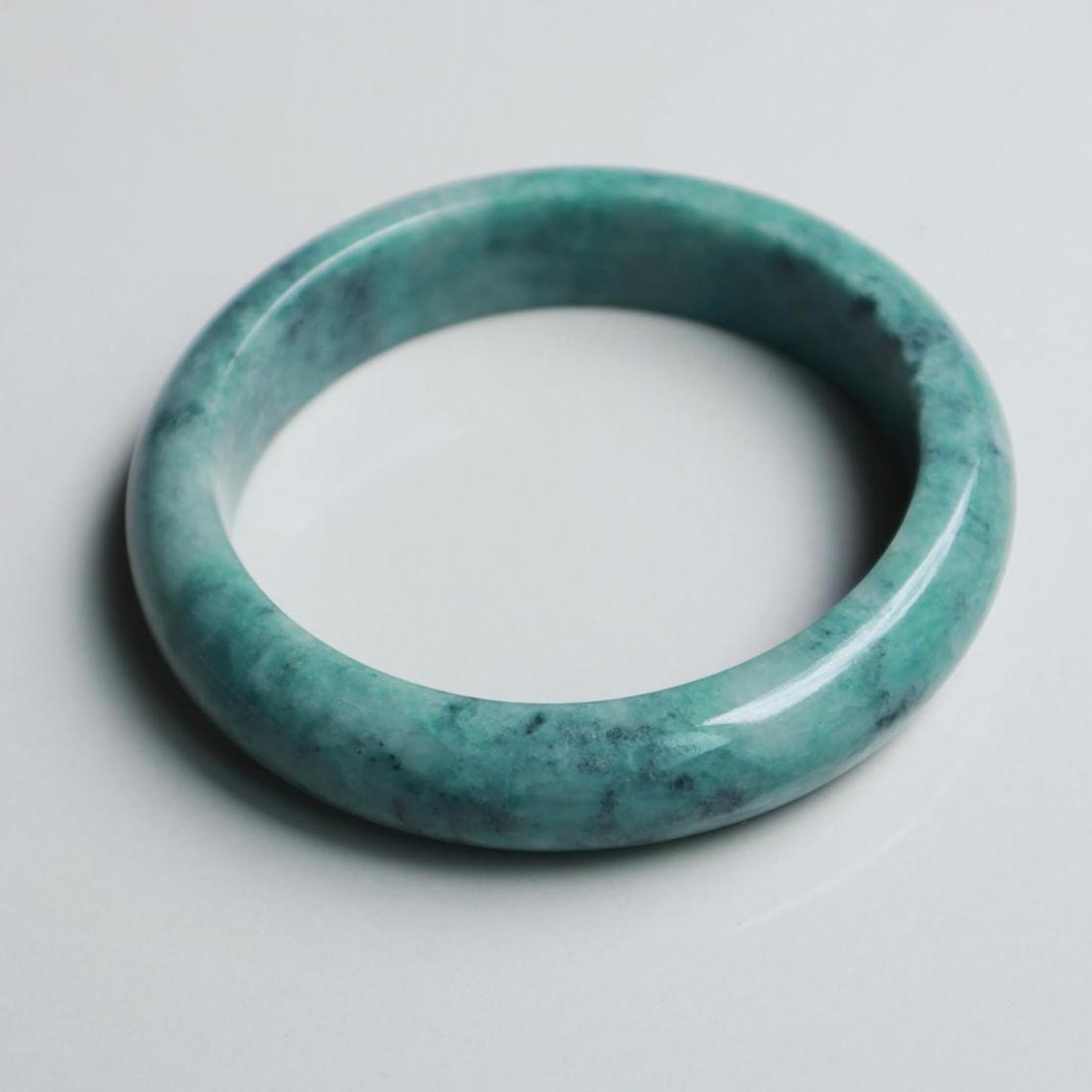 62 mm ビルマ翡翠バングル：天然グリーン翡翠、氷の質感 - Etsy 日本