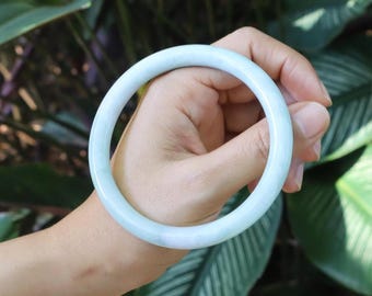 63 mm natuurlijke jadeietarmband – elegante overgang van grijs naar licht wit-groen
