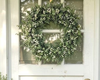 Corona floral blanca con follaje de eucalipto artificial, corona para el día a día, estilo rústico, entrada neutra, regalo de inauguración de casa, decoración campestre.