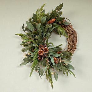 Corona navideña de media luna, pino artificial, eucalipto, follaje, piñas, decoración navideña de invierno, estilo rústico boscoso, adorno de puerta de hoja perenne. imagen 6