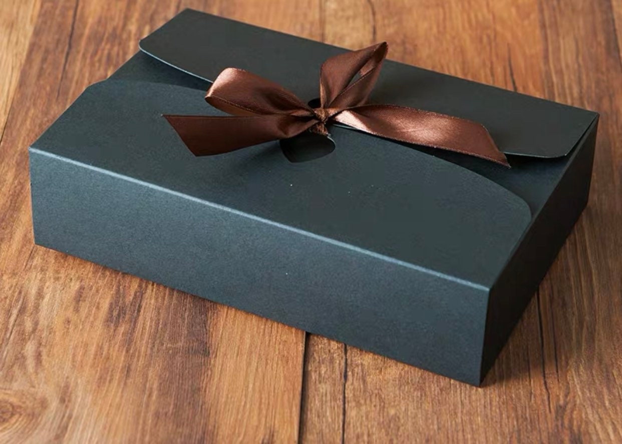 Kurtzy Scatola Nera Cartone Kraft (50pz) - Scatola Cartone con Coperchio 12 x 12 x 5 cm - Scatoline Portaconfetti e Scatole Bomboniere Facile Assemblaggio per Feste, Compleanni, Matrimonio