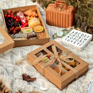Boîte de pique-nique kraft avec fenêtre transparente, boîte de nourriture jetable pour la restauration, le déjeuner, la charcuterie et les événements en plein air | Boîte à emporter respectueuse de l'environnement : lot de 4