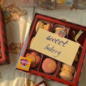 Cajas de cartón duro con cuadros rojos y negros navideños y tapas transparentes, con 6, 8 o 9 agujeros, para macarrones franceses, galletas y pasteles.