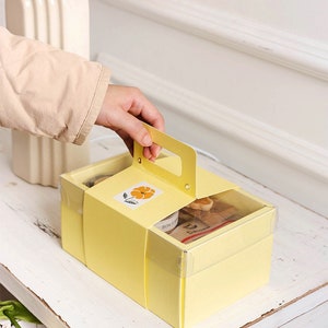 Pudełka na pieczywo/ciasto/ciasteczka z tektury falistej/pudełka prezentowe z przezroczystą pokrywką i żółtym uchwytem - 8,2 x 5,3 x 3,93 '' - zestaw 6 sztuk