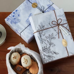 Set di eleganti carte da forno - Carta velina bianca con motivi floreali neri e blu - Elegante confezione da forno - Set da 20