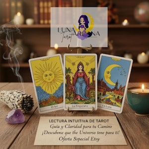 Puede incluir: Una configuración de lectura de tarot con tres cartas: El Sol, La Emperatriz y La Luna. Las cartas están sobre una superficie de madera con una vela encendida, un manojo de salvia y un cristal de amatista. Incluye el texto "LUNA ARCANA Tarot" y texto promocional.
