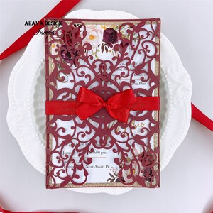 Shimmer Burgundy Laser Cut Wedding Uitnodiging, Bruiloft Uit te nodigen Pocket met gedrukte insert en Bowtie {Free Infinite Design Before Pay}