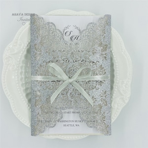 Wunderschöner Glitter Silber Blumen Laser Hochzeitseinladung Anzug, Laser Cut Porcket mit Fliege und Umschlag {Kostenloses Infinite Design vor Bezahlung}