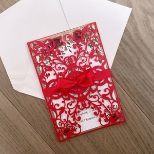 Rode en gouden kaarten Pack DIY Bruiloft uitnodigingen met enveloppen Set Lace Laser Cut, gedrukte insert en Bowtie