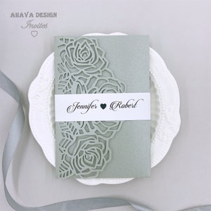 Silver Laser Wedding Uitnodiging met RSVP-kaart, grijze bloemen tri-vouw Laser Pocket + Envelop + Belly Band {Gratis Infinite Design Before Pay}