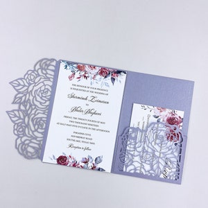 Hochzeitseinladung, dreifach gefaltete Hochzeitseinladung, hellviolette Tasche mit Antwortkarte, Umschlag und Fliege