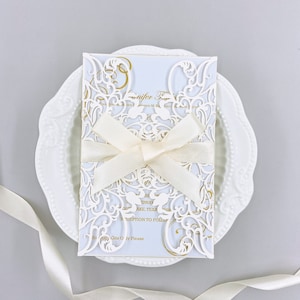 Wunderschöne Ivory Laser cut Hochzeitseinladung, Lasertasche+individuelle Einlage+Fliege+Umschlag {Free Infinite Design Before Pay}